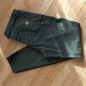 Michael Kors: army green, Izzy skinny jeans.